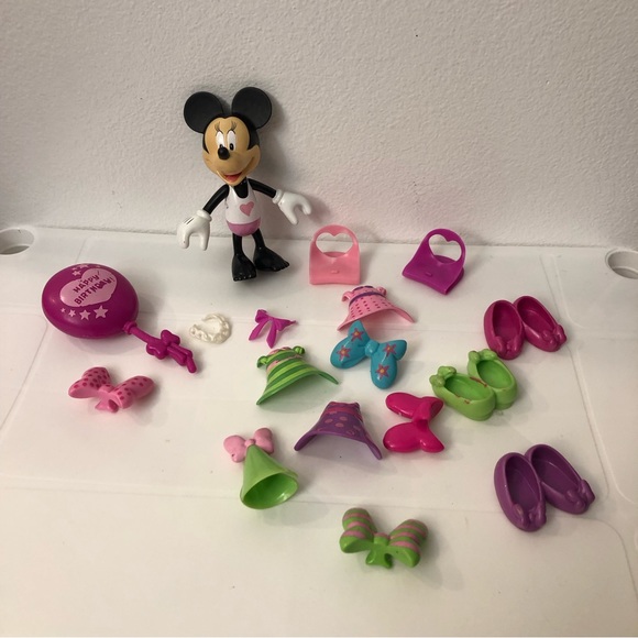 DISNEY MINNIE MOUSE BOWTIQUE DOLL W SNAP ON CLOTHES  SET 17 PCS. - Picture 2 of 3